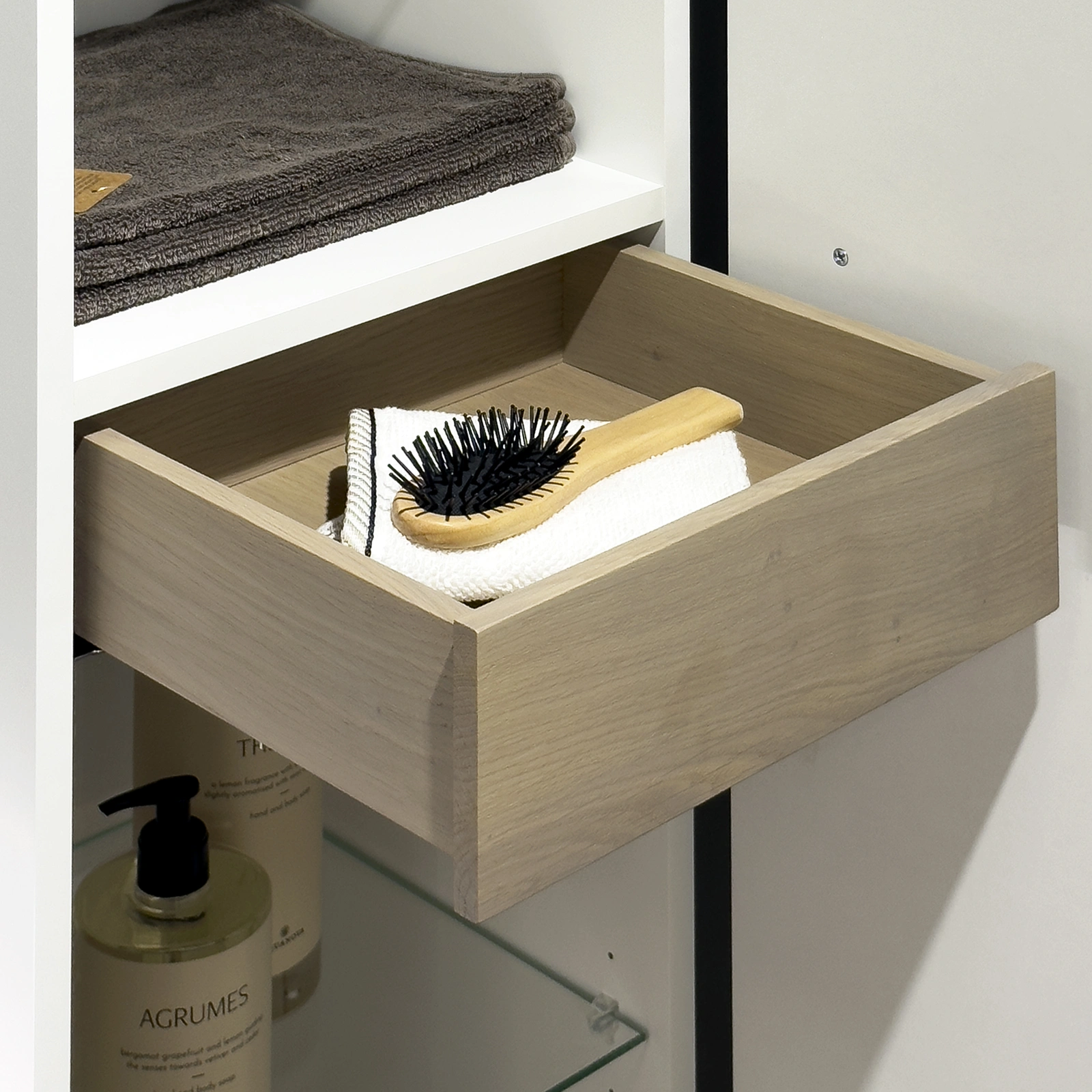 Piekaramais augstais skapis ar masīva ozola rokturiem un iekšējo atvilktni, AMBER grey stained oak